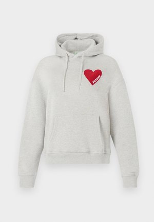 Hellgrauer Hoodie mit Fronttasche, Kordelzügen und rotem Herzgrafik auf der Brust mit dem Wort "ZUKUNFT" darin.