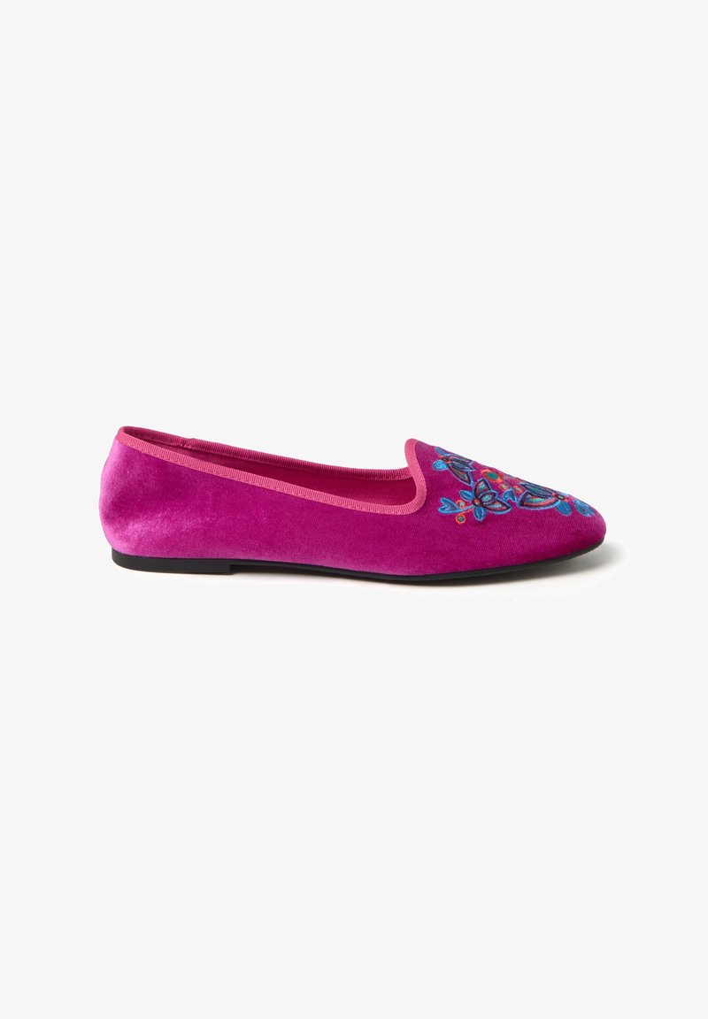 Zapato de ante rosa sin cordones con diseño floral bordado, que presenta una punta afilada y una suela de goma. Textura suave y ribete elástico alrededor de la abertura.