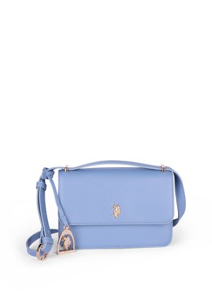 Borsa a tracolla in pelle azzurro chiaro con tracolla regolabile, logo dorato di un cavaliere sul battente anteriore e ciondolo a forma di fibbia.