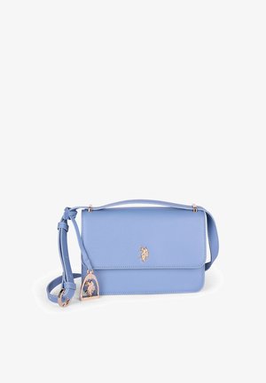 Borsa a tracolla in pelle azzurro chiaro con tracolla regolabile, logo dorato di un cavaliere sul battente anteriore e ciondolo a forma di fibbia.