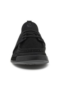 Musta mokkasohvinen arkipäivän kenkä, jossa on pyöreä kärki, tasaiset nauhat, logo kielellä ja teksturoitu kumipohja pidon parantamiseksi.