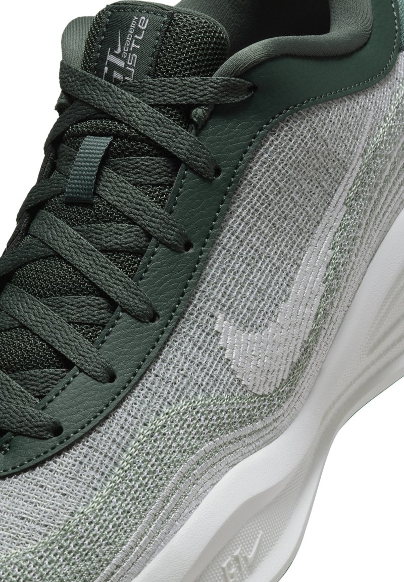 Grüne und graue Sneakers mit einem strukturierten Strick-Obermaterial, Lederakzenten und einem weißen Swoosh-Logo. Enthält flache Schnürsenkel und eine gepolsterte Sohle.