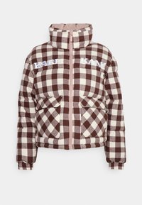 Brązowa i kremowa puchowa kurtka w kratę z wysokim kołnierzem, zamkiem błyskawicznym oraz dwoma przednimi kieszeniami. Posiada haftowany napis "KARL KANI".