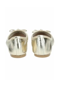 Ballerines métalliques dorées avec un bout arrondi et un détail en nœud. Texture lisse et semelles plates. L'arrière a un léger talon de couleur nude.