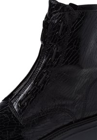 Tamaris Cowboy/biker ankle boot - black struct.