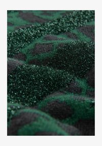 Unselected, green animal