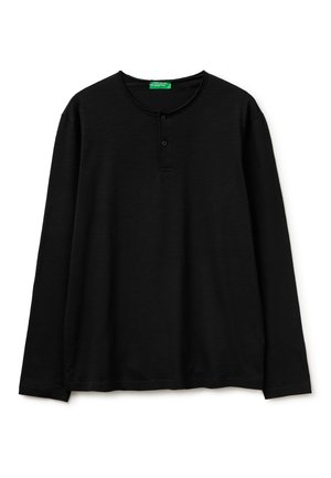 Czarna koszulka henley z długim rękawem, z dwoma guzikami i okrągłym dekoltem, rozłożona na płasko z widoczną zieloną etykietą marki wewnątrz kołnierza.