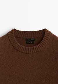 Brązowy sweter dzianinowy z żeberkowym okrągłym dekoltem. Miękka tekstura, oznaczony etykietą "Massimo Dutti". Czysty design, bez widocznych wzorów czy akcentów.