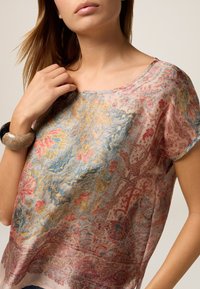 Lichte, gestreepte blouse van zachte stof in tinten roze, blauw en crème, met een ontspannen pasvorm en wijde hals.