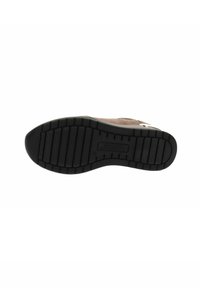 Suola di scarpa in gomma nera con texture rigata, caratterizzata da una punta arrotondata e un tacco leggermente sollevato. Materiale superiore marrone parzialmente visibile.