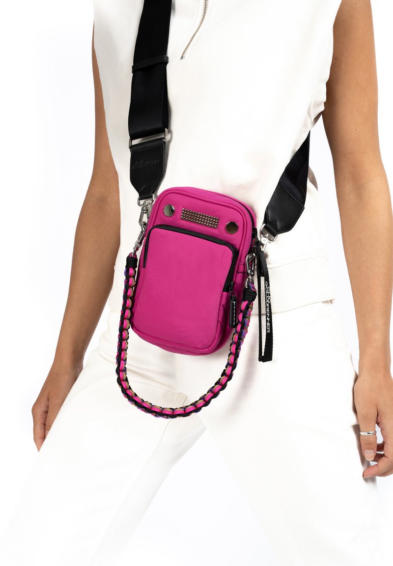 Roze schoudertas met een gevlochten schouderriem, ritsvak, een gladde textuur en metalen accenten. Het ontwerp heeft een boxy vorm.