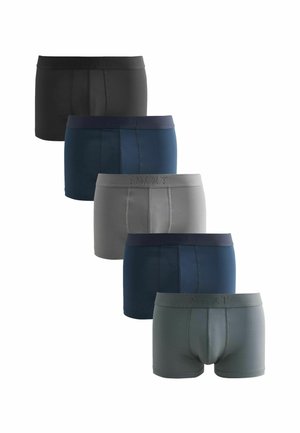 Fünf Herren-Boxershorts in Schwarz, Marineblau, Hellgrau, Dunkelblau und Dunkelgrau, in einer versetzten vertikalen Reihe angeordnet.