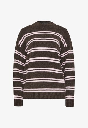 Ruskea neulepaita, jossa on vaaleanpunaiset vaakasuorat raidoitukset, pitkät hihat, pyöreä kaula-aukko sekä resorit hihojen kohdalla ja helmassa.