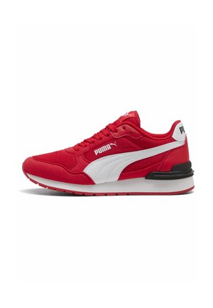 Niski sneaker Red Puma z białym paskiem, białą podeszwą, czarnym detalem na pięcie oraz oznaczeniem Puma na boku, języku i pięcie.