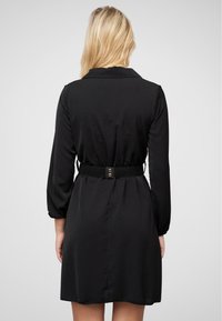 Cloud 5ive LANGARM MIT KNOPFLEISTE UND ELASTISCHEM GÜRTEL - Tričkové šaty - black