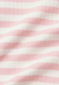 Tissu côtelé doux avec des rayures horizontales roses et blanches et des plis légers.