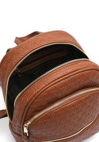 Zaocai mochila con detalles metálicos