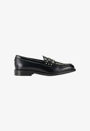 Mocassins en cuir noir avec un bout arrondi, ornés de clous métalliques sur la bride, et un petit talon offrant stabilité et confort.