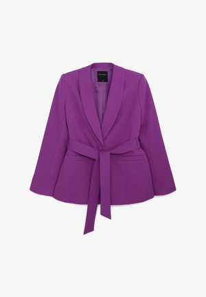 Blazer viola con colletto a revers, maniche lunghe e vita fasciante. Presenta due tasche frontali e una vestibilità elegante e su misura.