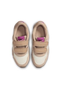 Zapatillas deportivas beige con acentos blancos, materiales de textil y ante, correas de Velcro y un logo rosa en la lengua.