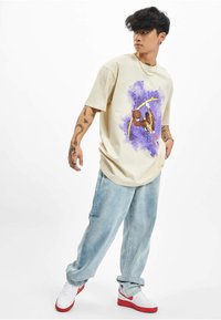 Upscale by Mister Tee BASKETBALL CLOUDS 2.0 OVERSIZE - T-shirts med print - sand