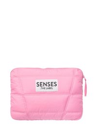 Gepolsterte rosa Laptoptasche mit strukturierter Oberfläche, mit einem weißen Etikett mit der Aufschrift "SENSES .THE LABEL" und einem Reißverschluss.