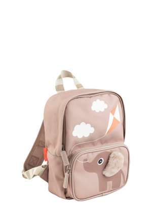 Sac à dos en tissu rose avec une poche avant zippée, mettant en avant une illustration d'éléphant, un détail d'oreille duveteuse et des graphismes de nuages et de cerfs-volants.
