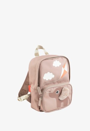 Roze stoffen rugzak met een ritsvak aan de voorkant, voorzien van een olifantenillustratie, pluizige oordetails en graphics van wolken en een vlieger.