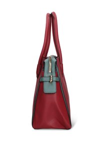 Sac à main en cuir rouge avec une forme structurée, doté d'accents bleu sarcelle, d'une fermeture éclair et de deux poignées solides. Détail de surface texturée.