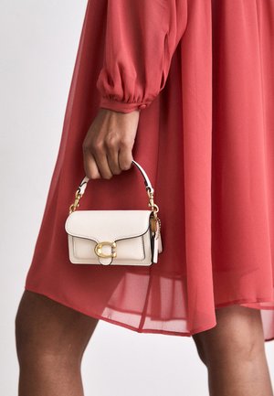 COACH EXCLUSIVE POLISHED PEBBLE TABBY - Bolso de mano - chalk