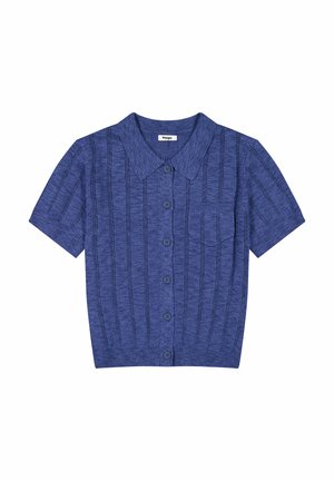 Camicia a maniche corte con bottoni, realizzata in tessuto di maglia blu con strisce verticali a coste e una tasca sul petto sinistro.