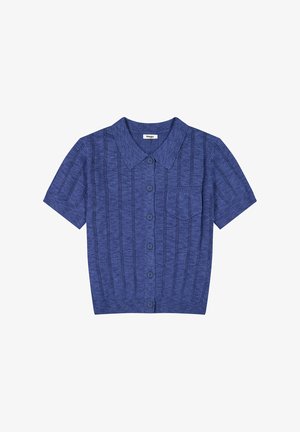 Camicia a maniche corte con bottoni, realizzata in tessuto di maglia blu con strisce verticali a coste e una tasca sul petto sinistro.