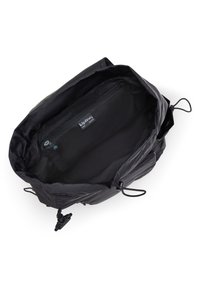 Sac à dos en nylon noir avec un grand intérieur ouvert comportant une poche zippée. Fermeture à cordon et sangles latérales ajustables visibles.