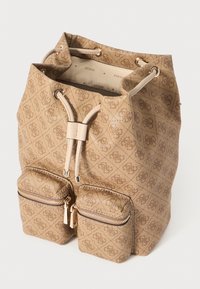 Béžová plátěná kabela typu bucket s vytlačeným vzorem, stahovací šňůrkou a dvěma předními kapsami na zip. Hladký povrch s kovovými prvky ve zlaté barvě.