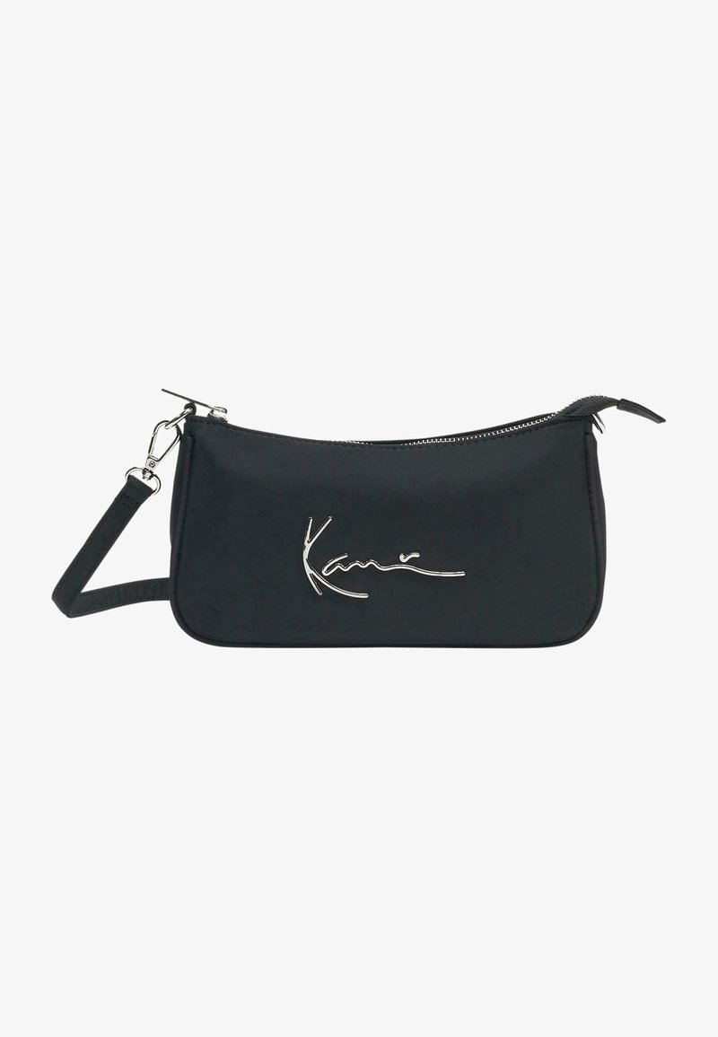 Sac à bandoulière rectangulaire noir avec fermeture éclair et bandoulière argentées, avec un logo métallique argenté au centre devant.
