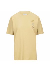 Camiseta de algodón amarilla con cuello redondo y mangas cortas, que presenta tres diseños de logotipos en diferentes colores en el lado izquierdo del pecho.