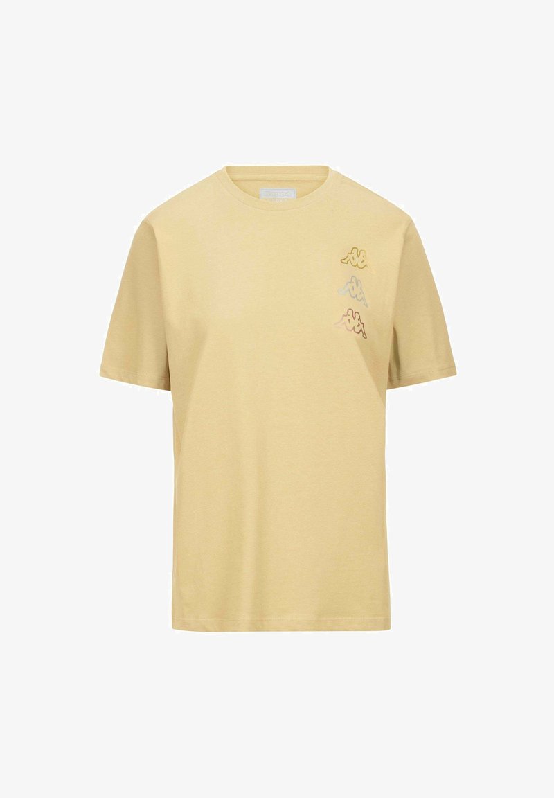 Camiseta de algodón amarilla con cuello redondo y mangas cortas, que presenta tres diseños de logotipos en diferentes colores en el lado izquierdo del pecho.