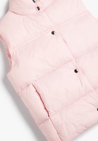 Leicht gefütterte ärmellose Weste in Hellrosa, mit Reißverschluss und Druckknöpfen, mit gesteppter Textur und zwei Außen Taschen.