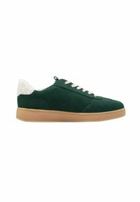 Grøn ruskinds sneaker med en beige gummisål, hvid fluffy hælaccents og beige snørebånd. Har en rund tå og minimalistisk design.