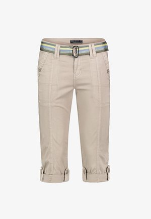 Beige Capri-Hosen aus Baumwolle, mit einem gestreiften Gürtel in Blau, Grün und Grau, mit Knopfdetails und umgeschlagenen Säumen.