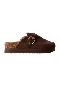 Sabot marron en daim à enfiler avec semelle intérieure en liège, semelle épaisse et bride réglable avec boucle dorée sur le dessus.