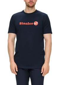 Navy blauwe katoenen T-shirt met een groot rood "Sinalco" logo. Korte mouwen en ronde hals ontwerp, gladde textuur zonder zichtbare patronen.