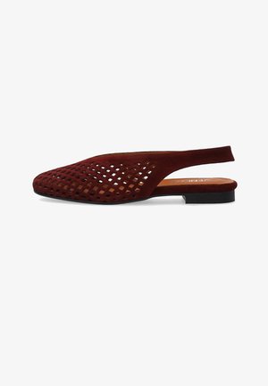 Dames platte slingback schoen in donkerrood suède met geometrisch uitgesneden patroon en zwarte zool.