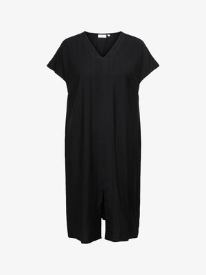 Crna haljina dužine do koljena s kratkim rukavima, V-izrezom, opuštenog kroja i prorezom sprijeda u sredini.