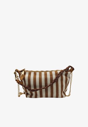 Sac à main en tissu rayé marron et beige avec une anse en cordon marron noué et une bandoulière chaîne dorée, fermeture à glissière sur le dessus.