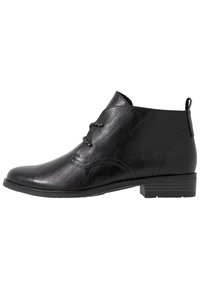 Bottines noires en cuir synthétique texturé, avec un bout arrondi, un laçage et un petit talon carré.