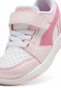 Puma REBOUND V6 LO  - Scarpe primi passi - white fast pink whisp of pink