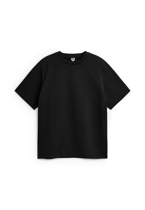 T-shirt noir à manches courtes et col rond posé à plat sur un fond blanc, montrant le devant, sans motifs ni logos visibles.