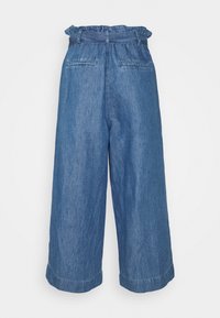 Blå denimbyxor med vida ben, rynkad midja, kort längd, två bakfickor och en slät, något strukturerad tyg.