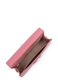 Roze leren clutch met een gladde buitenkant en een enkel compartiment. Het interieur heeft een zachte bruine voering en geen extra vakken.